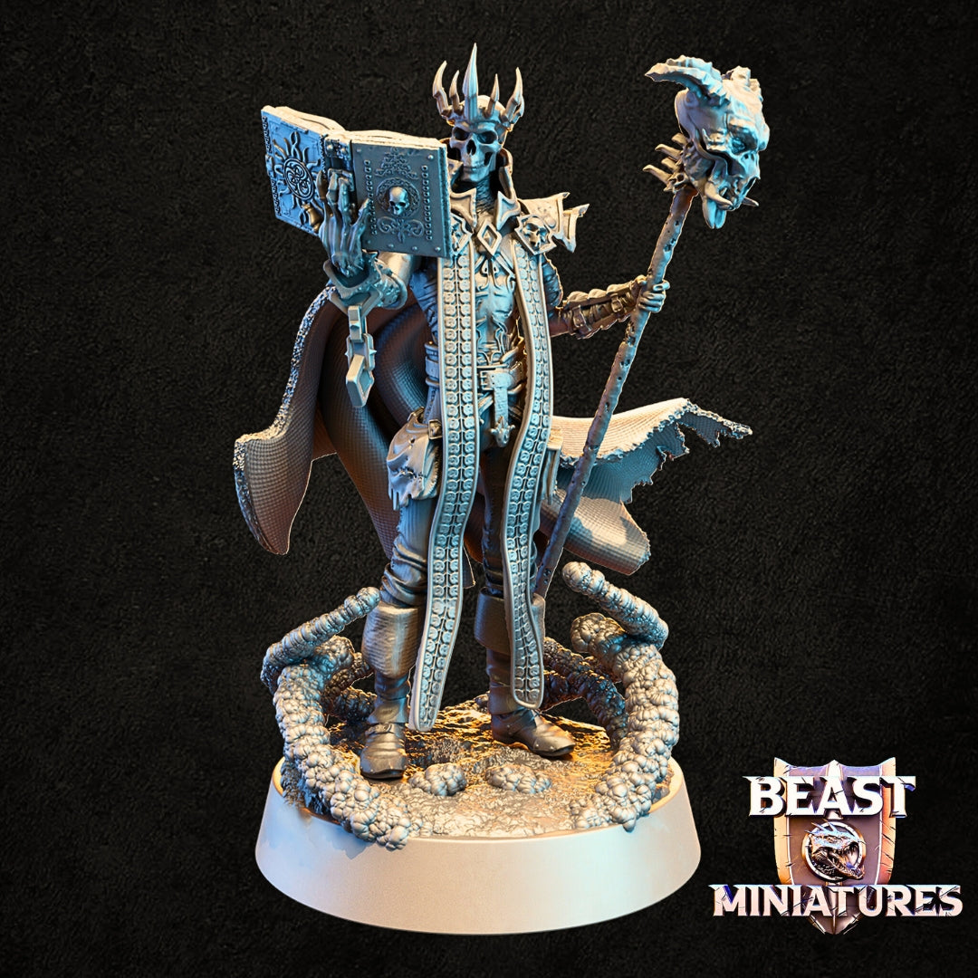 Miniatur Khorvus mit Zeremonienstab und Necronomicon